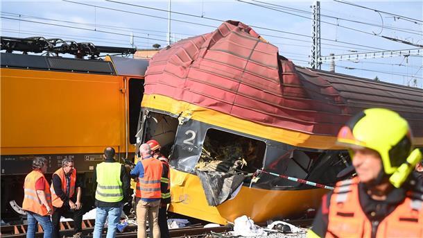 Vier Tote bei nächtlichem Zugunglück in Tschechien Rettungskräfte arbeiten an der Unfallstelle nach dem Zusammenstoß zweier Züge in Pardubice.