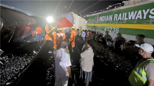 Schweres Bahnunglück erschüttert Indien Rettungskräfte arbeiten an der Unglücksstelle.
