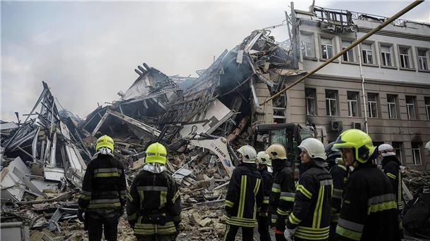 Heftige Kritik nach Angriff auf mehrere Museen in Odessa Rettungskräfte arbeiten an zerstörten Gebäuden nach einem Angriff auf Odessa.