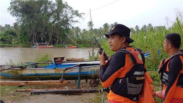 Indonesien: Sechs Vermisste nach zwei Tagen im Meer gefunden Rettungskräfte auf der Suche nach vermissten Personen.