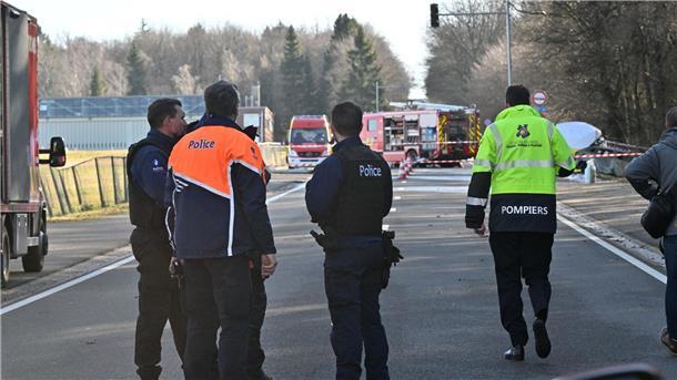 Rettungskräfte begutachten Absturzstelle des Kleinflugzeuges in der belgischen Stadt Spa.