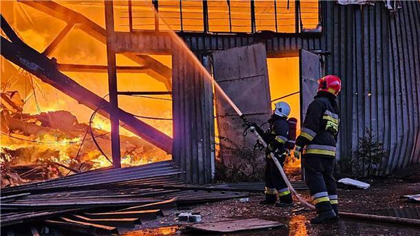 Russland greift Lwiw mit Kamikaze-Drohnen an Rettungskräfte bei Löscharbeiten nach einem russischen Luftangriff auf die westukrainische Stadt Lwiw.