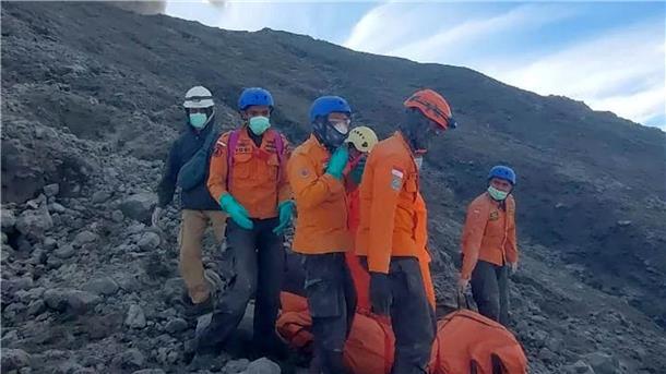 Zahl der Toten auf indonesischem Vulkan steigt Rettungskräfte bereiten sich darauf vor, die Leiche eines Bergsteigers zu bergen, der beim Ausbruch des Vulkans Marapi ums Leben gekommen ist.
