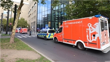 Rettungskräfte brachten den 17-Jährigen lebensgefährlich verletzt ins Krankenhaus.