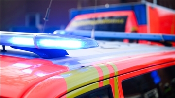 Rettungskräfte brachten den 19-Jährigen mit lebensgefährlichen Verletzungen in eine Klinik. (Symbolbild)