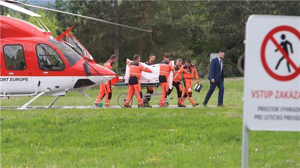 Rettungskräfte bringen den verletzten Robert Fico aus einem Rettungshubschrauber in ein Krankenhaus in Banska Bystrica.