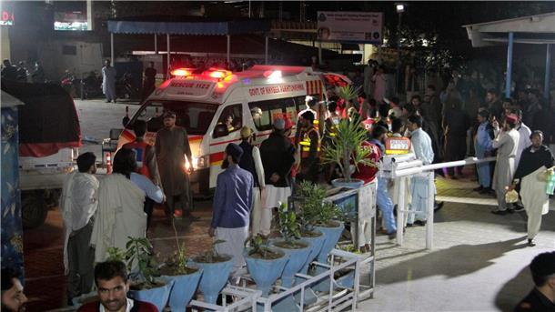 Tote und Verletzte bei Erdbeben in Afghanistan und Pakistan Rettungskräfte bringen in der pakistanischen Stadt Saidu Sharif Erdbebenopfer in ein Krankenhaus.