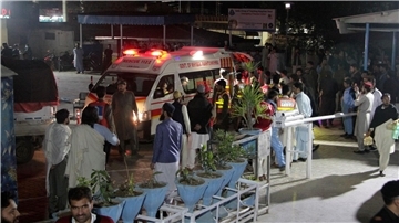 Rettungskräfte bringen in der pakistanischen Stadt Saidu Sharif Erdbebenopfer in ein Krankenhaus.