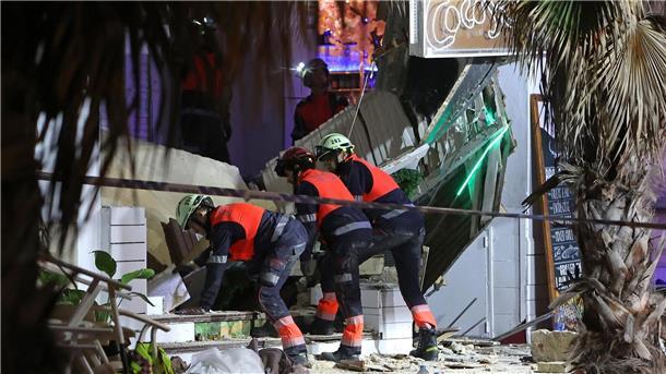 Deutsche bei Einsturz von Ballermann-Lokal getötet Rettungskräfte durchsuchen die Trümmer.