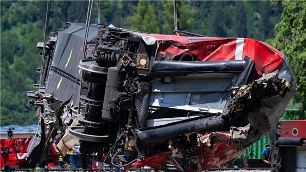 Anklage gegen Bahnmitarbeiter nach Garmischer Zugunglück Rettungskräfte haben nach dem schweren Zugunglück einen der Waggons angehoben. Bei dem Unglück im Juni 2022 kamen fünf Menschen ums Leben.