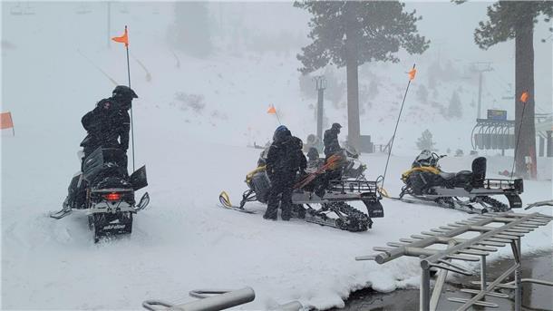 Lawine in US-Skigebiet: Ein Mensch tot, mehrere Verletzte Rettungskräfte im Einsatz.