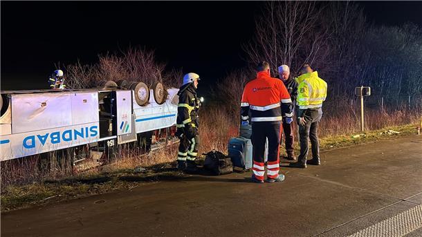 Rettungskräfte im Einsatz auf der Autobahn.