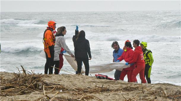 Schiffbruch: Dutzende Migranten in Italien ertrunken Rettungskräfte im Einsatz am Strand in der Nähe von Cutro, Süditalien.
