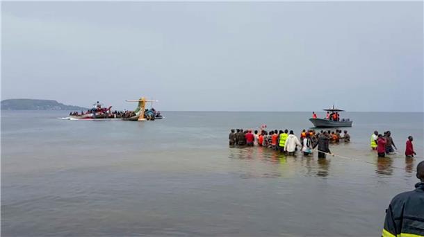 Tansania: Flugzeug stürzt in Afrikas größten See - Tote Rettungskräfte in Booten arbeiten nach dem Absturz eines Flugzeugs am Unglücksort.