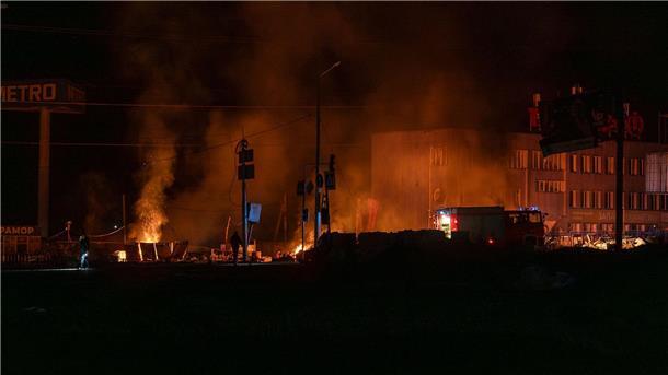 Tote und Verletzte nach russischen Angriffen auf Charkiw Rettungskräfte löschen das Feuer in Charkiw.