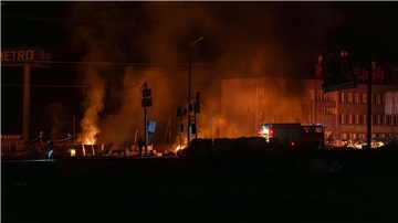 Tote und Verletzte nach russischen Angriffen auf Charkiw Rettungskräfte löschen das Feuer in Charkiw.