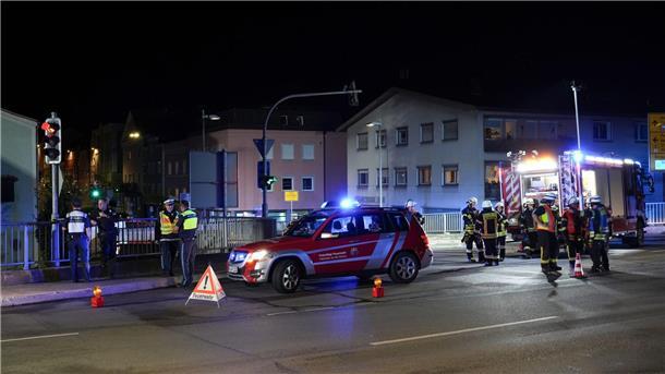 Mutmaßlicher Schleuser fährt auf Flucht sechs Passanten an Rettungskräfte sichern den Einsatzort in Vilshofen: Sechs Menschen hat ein mutmaßliche Schleuser bei seiner Flucht mit seinem Fahrzeug angefahren.
