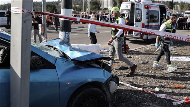 Achtjähriger stirbt nach Auto-Anschlag in Jerusalem Rettungskräfte sind am Freitag an der Bushaltestelle in Ost-Jerusalem im Einsatz.