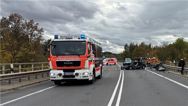 Auto stürzt nach Unfall in Mittellandkanal - drei Tote Rettungskräfte sind am Unfallort im Einsatz.