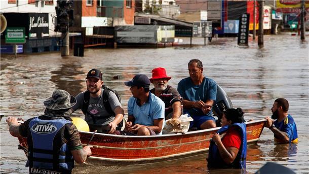 Mehr als 100 Tote bei Überschwemmungen im Süden Brasiliens Rettungskräfte sind in der Region Rio Grande do Sul im Einsatz.