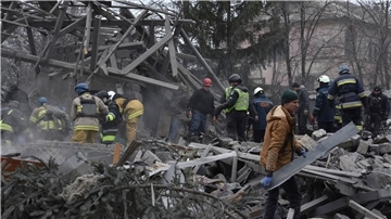 Massivster russischer Luftangriff auf die Ukraine Rettungskräfte sind in Saporischschja nach den massiven russischen Angriffen im Einsatz.