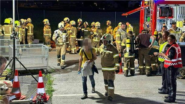 Glück im Unglück bei Nachtzug-Brand in Tunnel Rettungskräfte sind nach dem Brand im Einsatz. 151 Passagiere wurden aus dem Tunnel evakuiert.