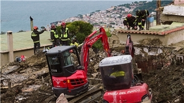 Rettungskräfte sind nach einem Erdrutsch auf der italienischen Insel Ischia im Einsatz.