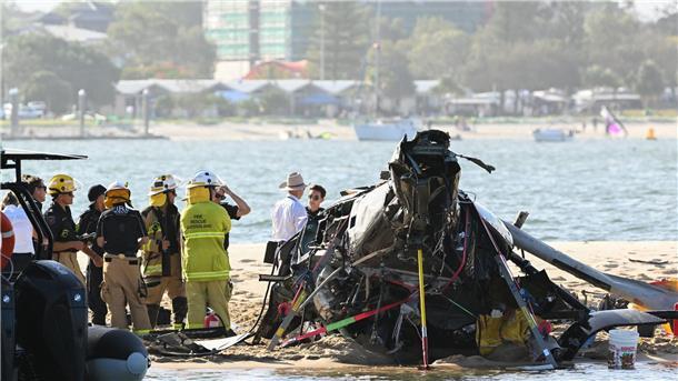 Australien: Vier Tote nach Hubschrauber-Kollision Rettungskräfte sind neben einem abgestürzten Hubschrauber in der Nähe von Seaworld an der Gold Coast im Einsatz.