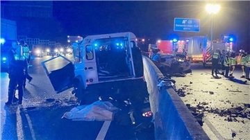 Rettungskräfte stehen auf der A40: Hier kam es zu einem Unfall nach einer Falschfahrt.