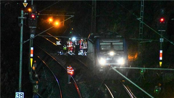 Lok kollidiert mit Streckenarbeitern: Ein Toter Rettungskräfte stehen nach dem Unfall auf der Bahnstrecke zwischen Nürnberg und Regensburg auf den Gleisen.