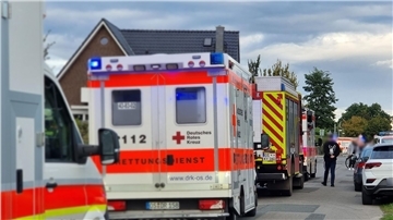 Rettungskräfte stehen vor dem Einfamilienhaus in Fürstenau.