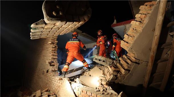 Mehr als 130 Tote bei Erdbeben in China Rettungskräfte suchen in den Trümmern eines Hauses in Gansu nach Überlebenden.