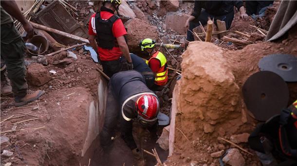 Rettungskräfte suchen in der Stadt Ouirgane nach Überlebenden.