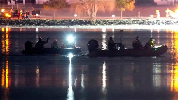 Benefizevent mit Eiskunstlauf-Stars nach Flugzeugunglück Rettungskräfte suchten im Potomac River vergeblich nach Überlebenden und Opfern des Flugzeugabsturzes.