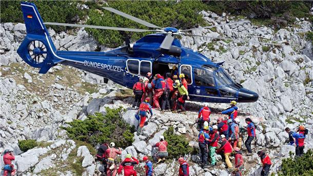 Höhlenforscher: „Gleichen Respekt wie vorher“ Rettungskräfte tragen am 19.06.2014 am Untersberg bei Marktschellenberg (Bayern) nahe des Einstiegs der Riesending-Schachthöhle den verletzten Höhlenforscher Johann Westhauser auf einer Trage in einen Helikopter der Bundespolizei.