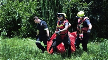 Rettungskräfte tragen die Leiche eines Todesopfers, das aus dem Fluss Jukskei geborgen wurde.