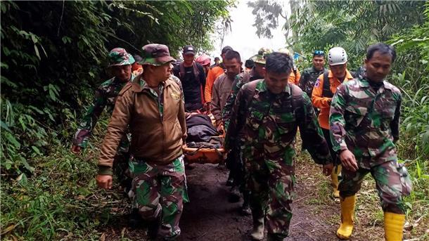 Zahl der Toten auf indonesischem Vulkan steigt Rettungskräfte tragen einen verletzten Bergsteiger in der Nähe des Vulkans Marapi auf der indonesischen Insel Sumatra.