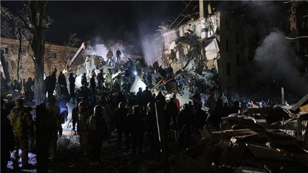Krieg gegen die Ukraine: So ist die Lage Rettungskräfte und Anwohner räumen die Trümmer nach dem Einschlag einer russischen Rakete in ein Wohnhaus in der Stadt Kramatorsk.