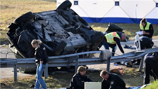 Sieben Tote bei Unfall von mutmaßlichem Schleuserauto Rettungskräfte und Polizisten am umgestürzten Fahrzeug. Beim Unfall sind sieben Menschen gestorben und mehrere schwer verletzt worden.