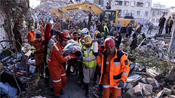 Rettung nach zehn Tagen - wie überleben Menschen das? Rettungskräfte und Sanitäter bergen am Mittwoch eine Person rund eineinhalb Wochen nach der Erdbebenkatastrophe aus einem eingestürzten Gebäude in Antakya.