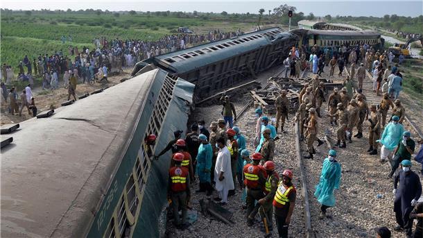 Pakistan: Mindestens 30 Tote nach Zugentgleisung Rettungskräfte und Soldaten versuchen nach einem Zugunglück in Pakistan Menschen aus dem entgleisten Zug zu retten.