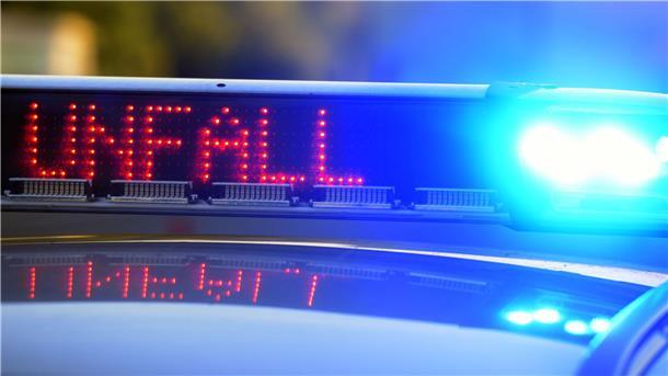 Auf einem Polizeifahrzeug warnt eine Leuchtschrift vor einer Unfallstelle.