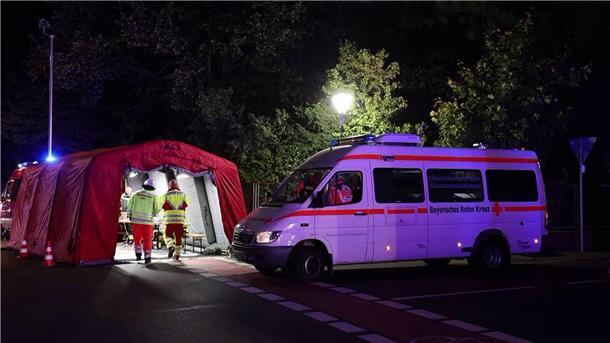 Gaswolke tritt nach Chemieunfall aus - Vier Verletzte Rettungskräfte waren in größerer Zahl im Einsatz.