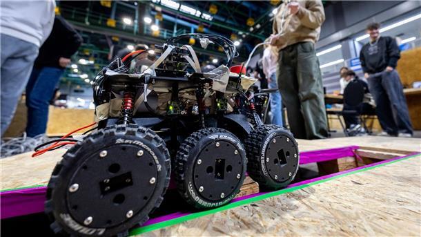Wettkampf der Roboter Rettungsroboter müssen im Parkour über verschiedenen Untergrund fahren.
