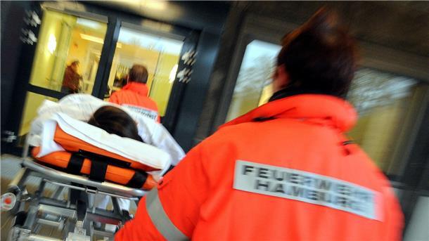 Der Notfall im Krankenhaus: Wann wird ein Patient fixiert? Rettungssanitäter bringen einen Mann in die neue Zentrale Notaufnahme Altona (ZNA) in der Asklepios-Klinik Altona.
