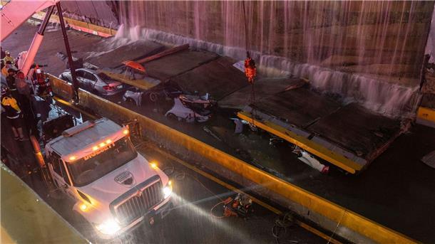 21 Tote nach Unwettern in der Dominikanischen Republik Rettungsteams arbeiten an der Stelle, an der eine Wand am Eingang eines Tunnels in Santo Domingo eingestürzt ist.