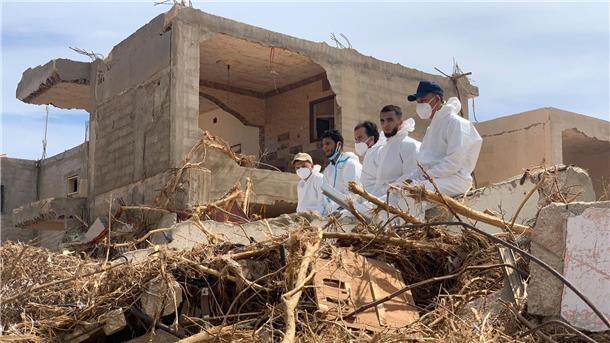 Zwischen Chaos und Verwüstung: Libyen nach der Katastrophe Rettungsteams suchen in Darna nach Opfern.