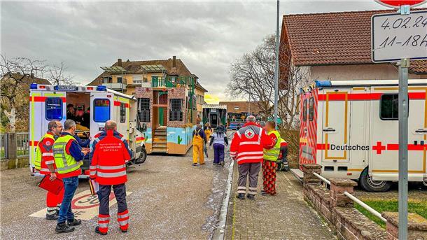 Tüv Süd: Fastnachtswagen vorschriftsmäßig geprüft Rettungswagen in der Nähe der Unfallstelle.