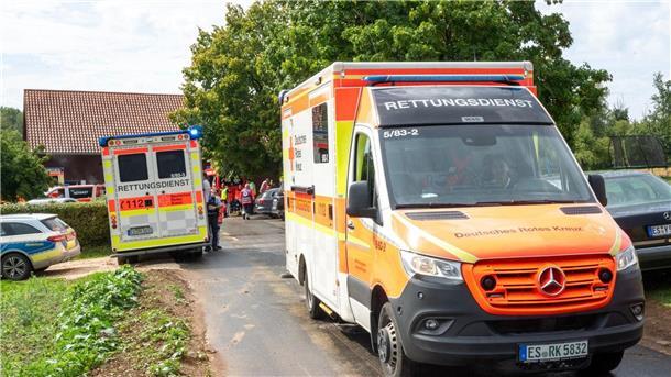 Rettungswagen stehen nach dem Blitzeinschlag nahe der Unglücksstelle bei dem Ausflugslokal.
