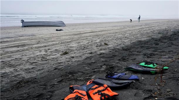 Mindestens acht Tote bei Bootsunglück an Kaliforniens Küste Rettungswesten und ein Boot liegen auf dem Blacks Beach bei San Diego.